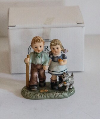 Goebel 2002 Berta Hummel ''Taking a Walk'' Figurine BH 128/2/0-NIB