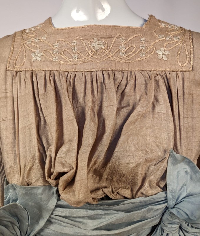 EDWARDIAN ARTS + CRAFTS / ART NOUVEAU SHANTUNG DRESS W RUCHING + HAND EMBROIDERY