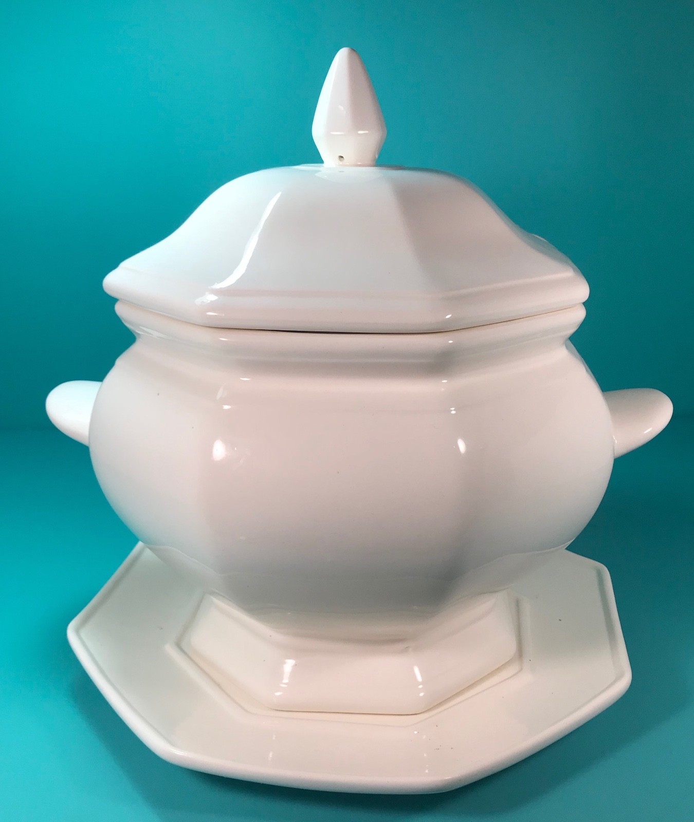 Tureen/ Lid / Ladle holding Tray Made in Japan  64 ounce Large Ceramic White