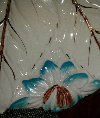 ENGLISH ANTIQUE 19C TEXTURED MAJOLICA LARGE LEAF SHALLOW DISH WITH FLOWERS