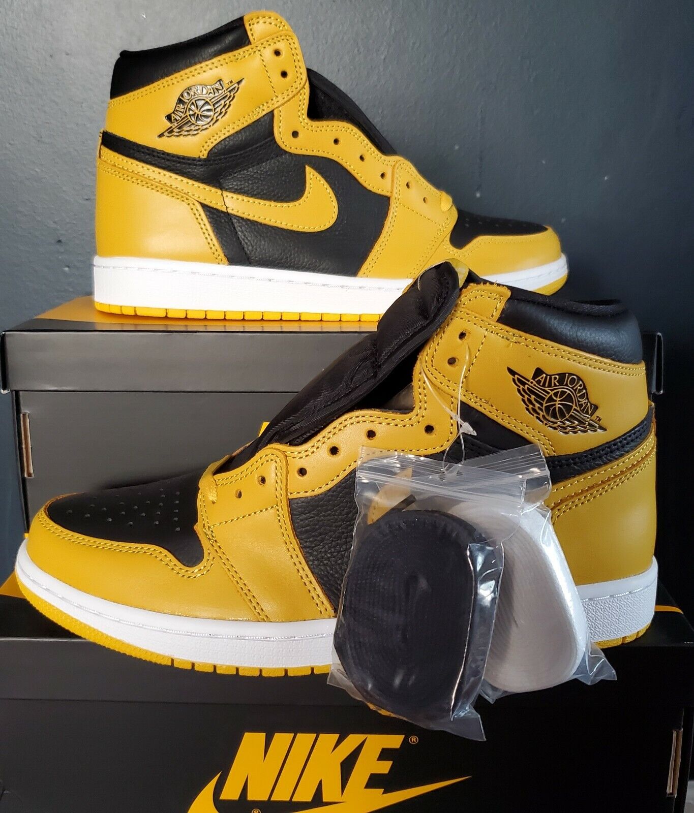 NEW AUTHENTIC NIKE AIR JORDAN 1 RETRO HIGH OG NEW AUTHENTIC NIKE AIR JORDAN 1 RETRO HIGH OG