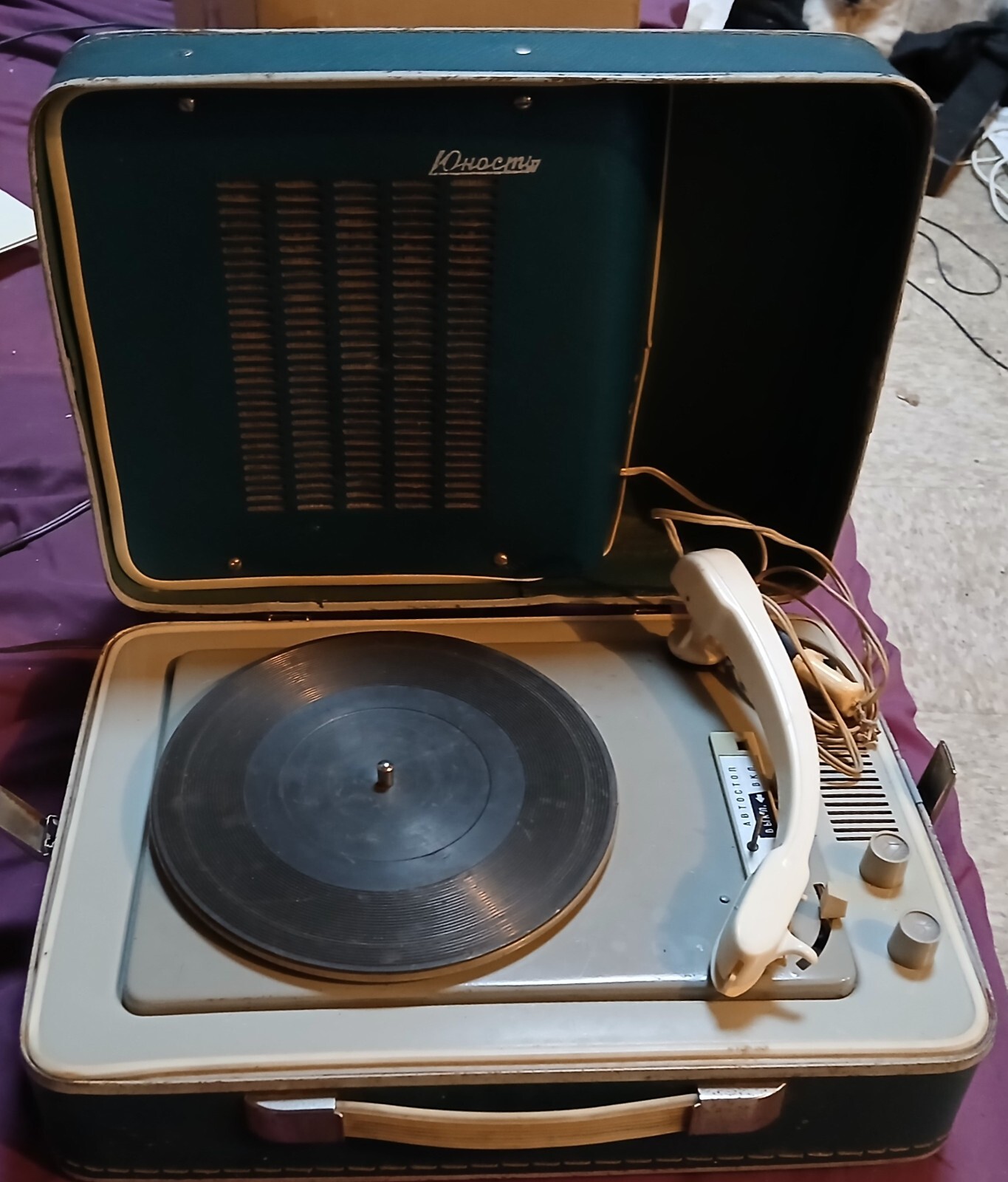 Vintage RETRO Portable Soviet Yunost 301 Electrophone Record