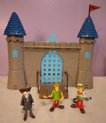 Scooby-Doo Haunted Castle Playset w/3 figures