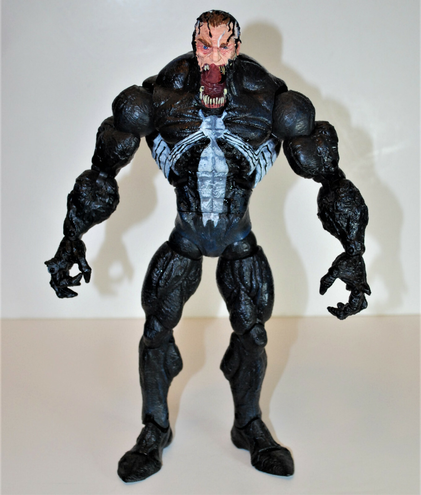 MARVEL LEGENDS VENOM ICONS フィギュア Amazon.com: MARVEL LEGENDS ICONS VENOM COLLECTOR'S EDITION