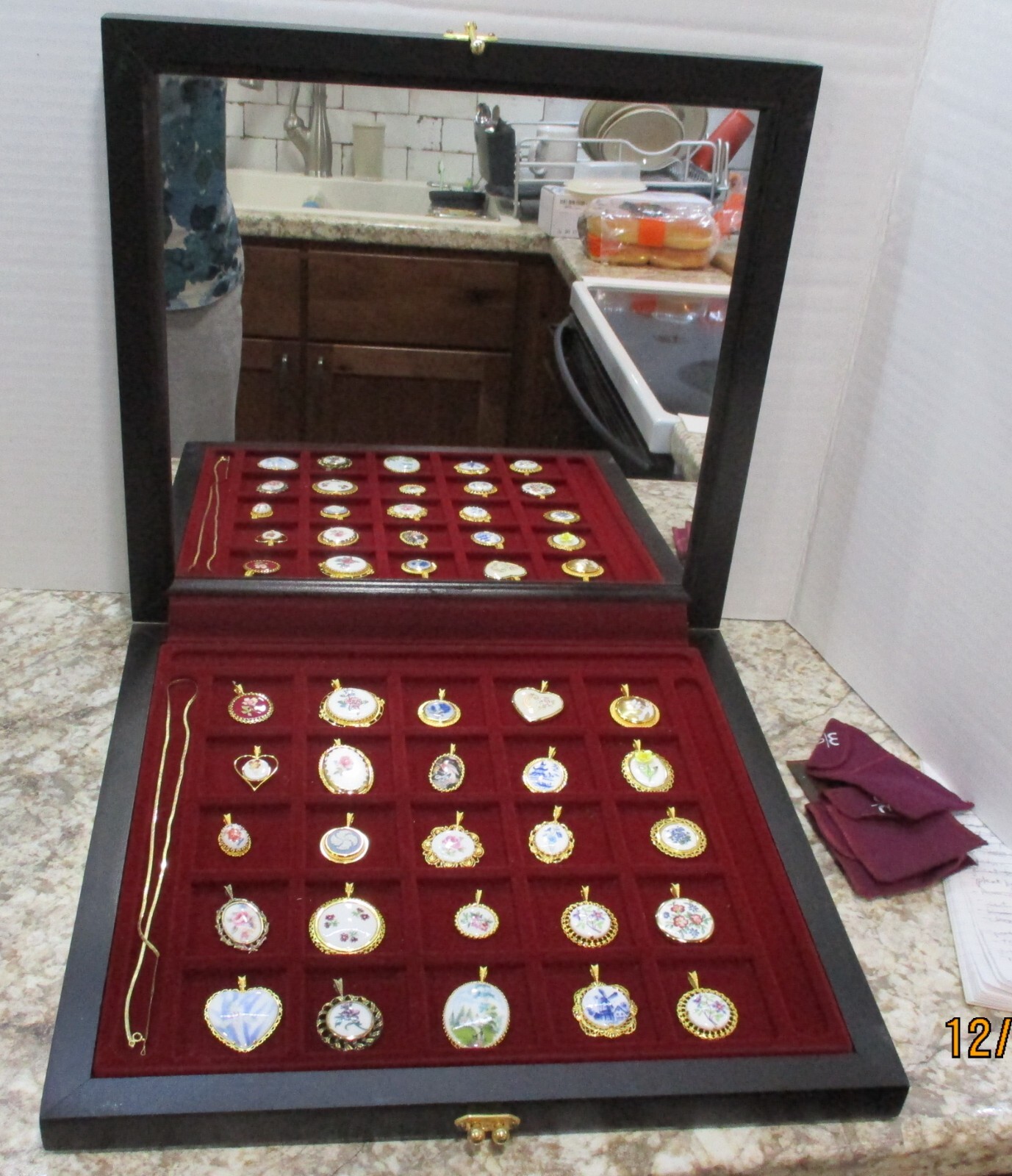 Danbury Mint 25 Pendants of the World's Great Porcelain Danbury Mint 25 Pendants of the World's Great Porcelain