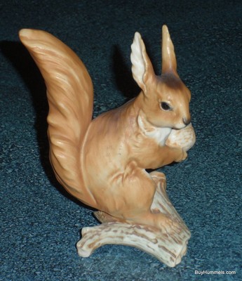 KAISER PORCELAIN COLLECTIBLE SQUIRREL FIGURINE WEG #561 - CUTE CHRISTMAS GIFT!