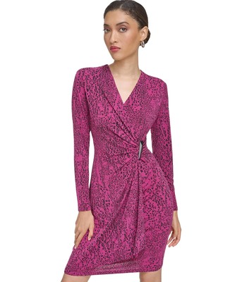 Платье из матового джерси с V-образным вырезом и принтом Calvin Klein с золотой V-образной планкой и рюшами по бокам