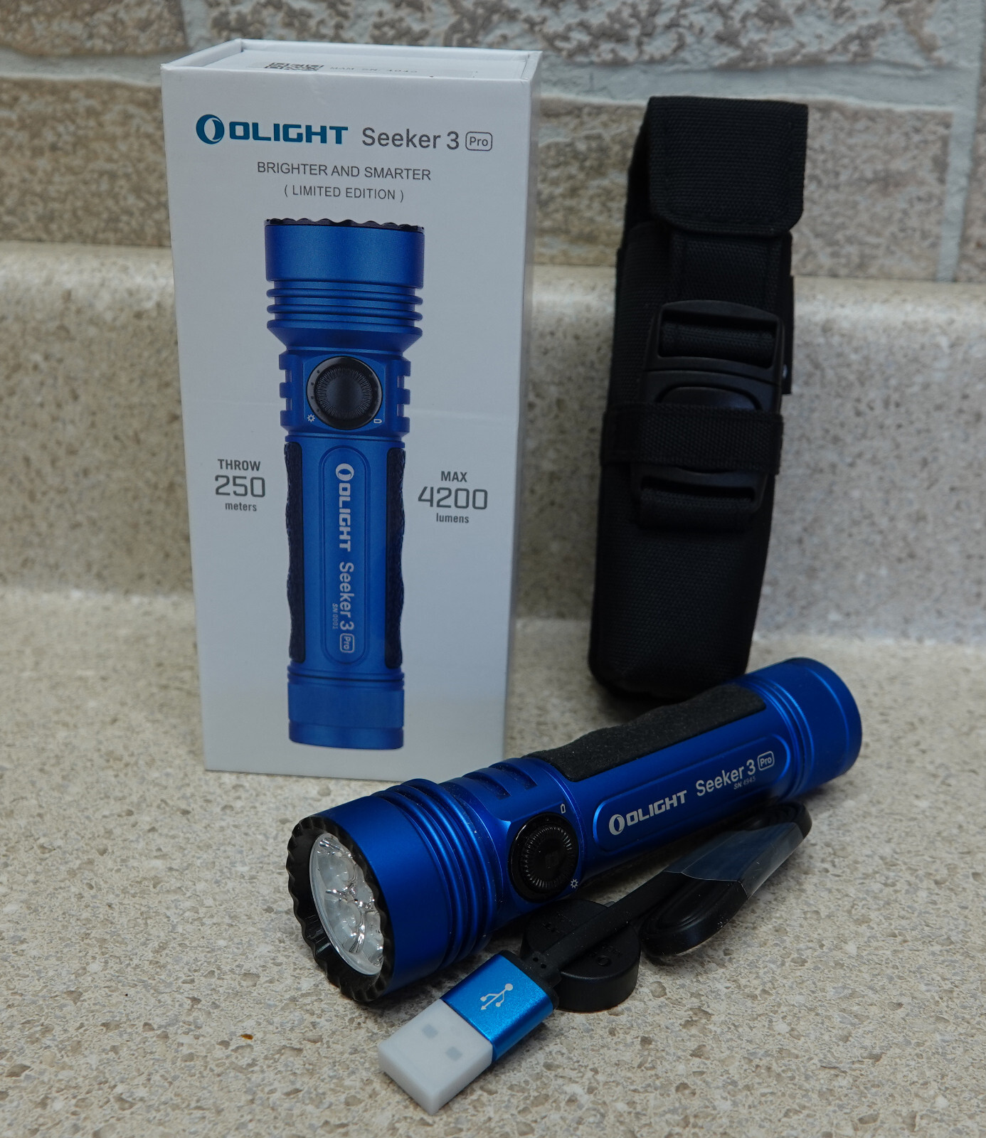 ★Olight Seeker 3 Pro 懐中電灯　美品! Amazon.co.jp: OLIGHT(オーライト) Seeker 4 Pro LEDライト 懐中