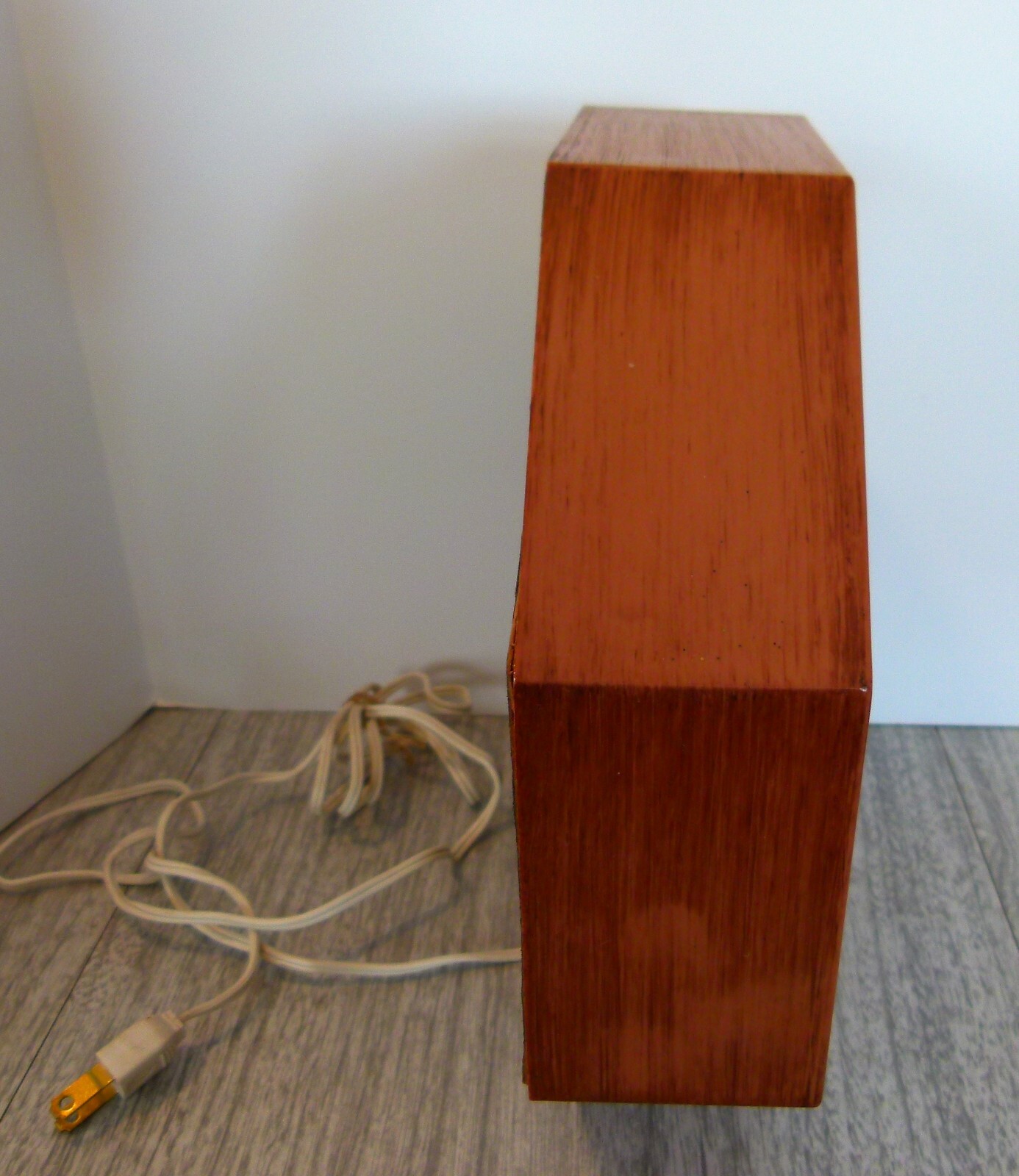 VINTAGE SPARTUS OCTAGON KITCHEN WALL CLOCK ELECTRIC daisies USA Model 4301