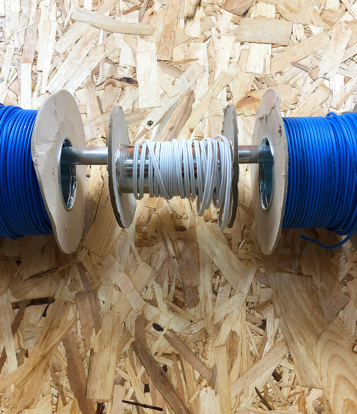 MegaMaxx Wall Mounted Electrical Cable Wire Reel Dispenser (2 Sizes