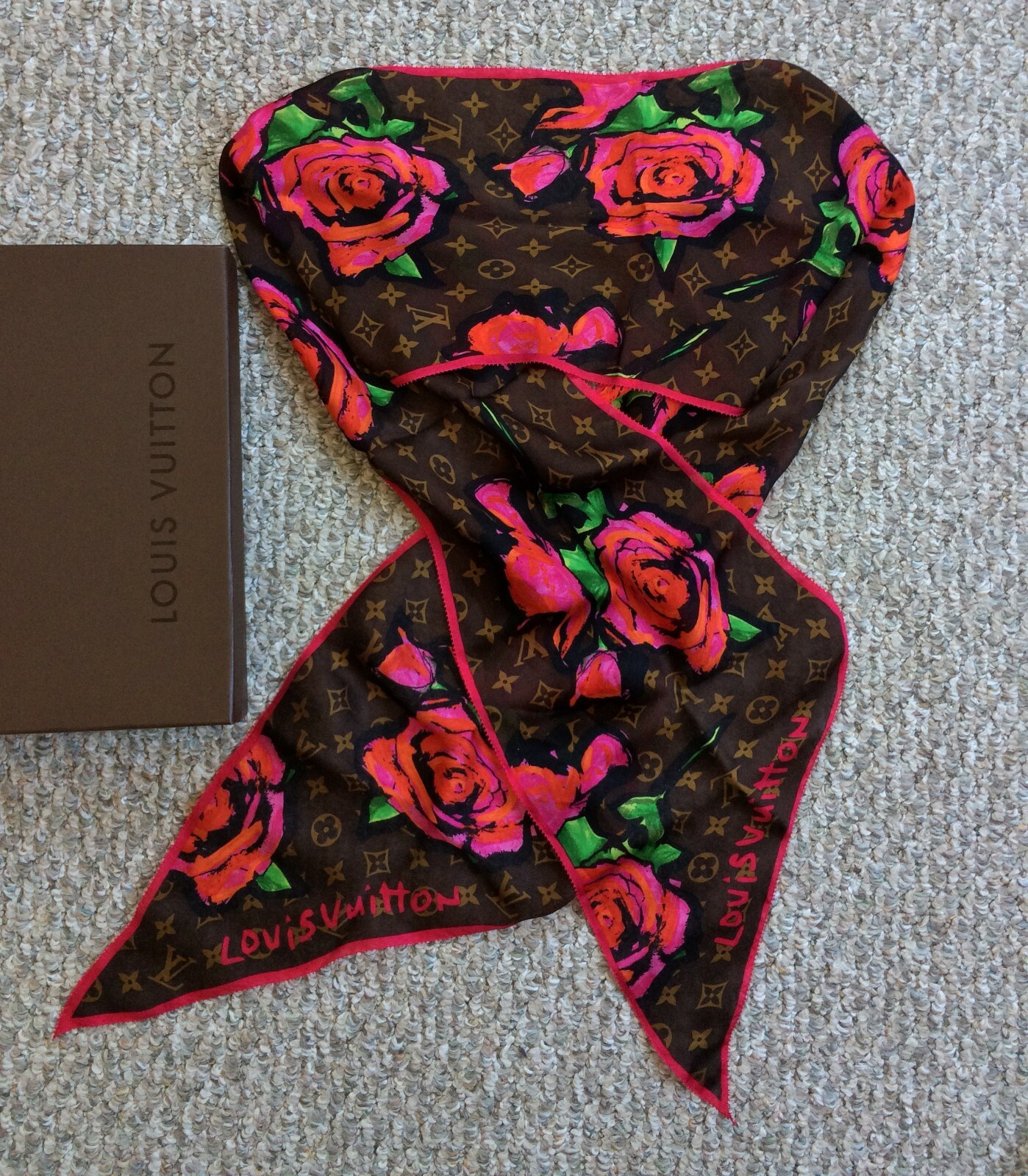 【Louis Vuitton】スティーブン・スプラウス　スカーフ Louis Vuitton Roses Stephen Sprouse Graffiti Silk Scarf