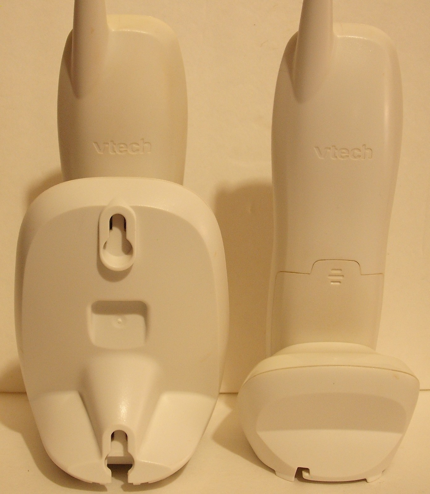 Vtech 2 white cordless phones and 2 bases model t2340