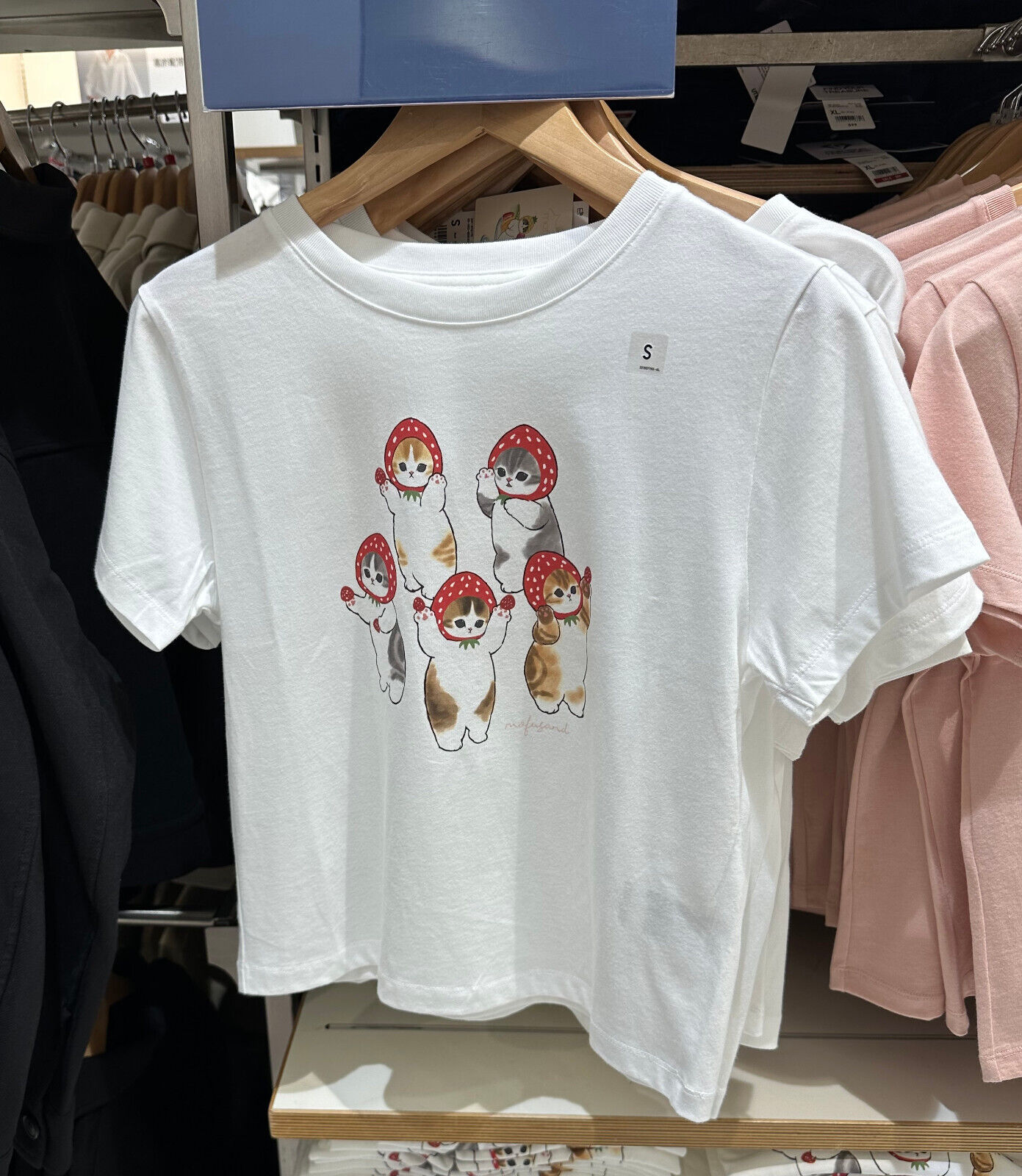 NWT UNIQLO UT Mofusand Fruit Paradise White Women Graphic NWT UNIQLO UT Mofusand Fruit Paradise White Women Graphic
