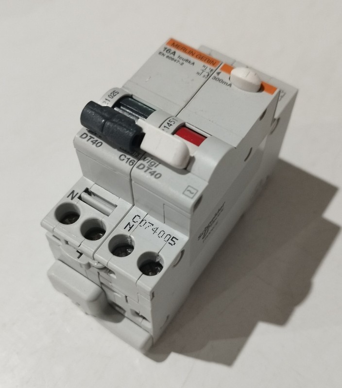 Disjoncteur Dt40 C16 RÃ©F 21025 + DiffÃ©Rentiel 300ma Vigi Dt40 RÃ©F 21451 Merlin G