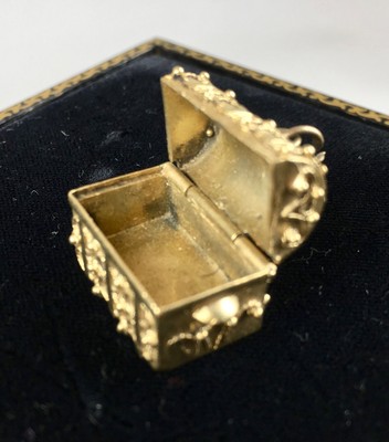Vintage Large 14K Gold Etruscan Style Trunk Charm Lots of Detail Opens  Quality