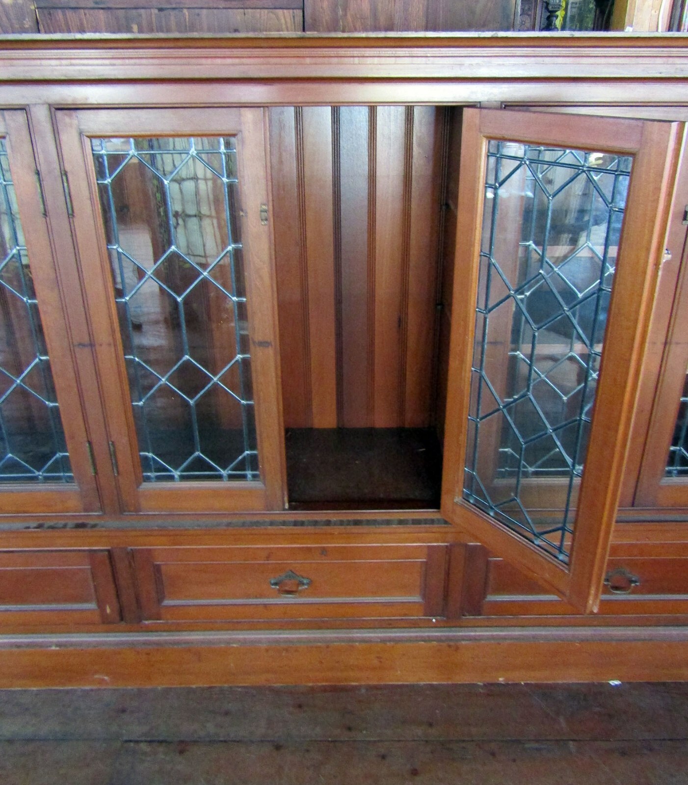 VICTORIAN BUILT IN LEADED GLASS DOOR BOOKCASE