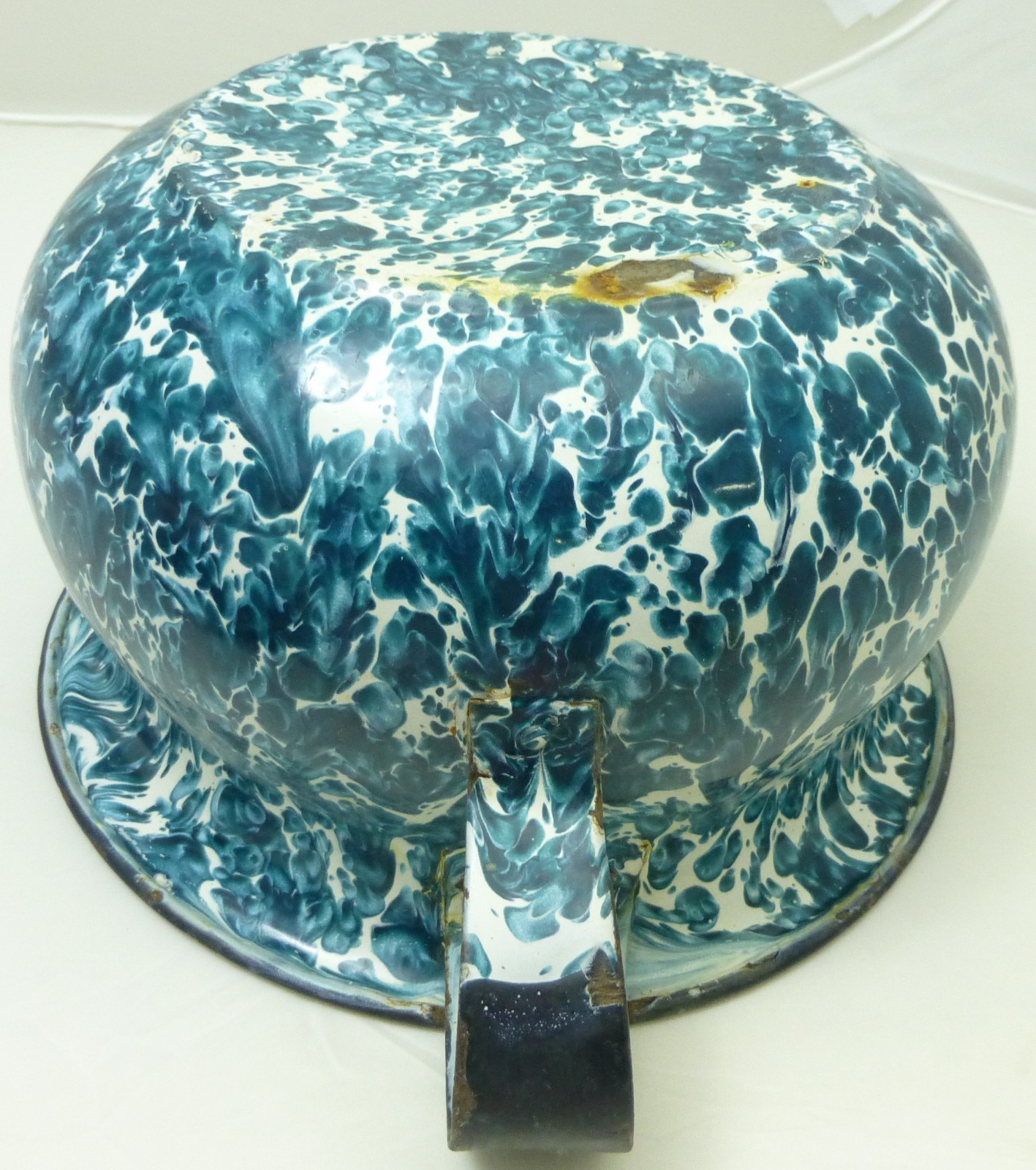 Antique Graniteware Chrysolite Chamber Pot Lid Spittoon Emerald Green White