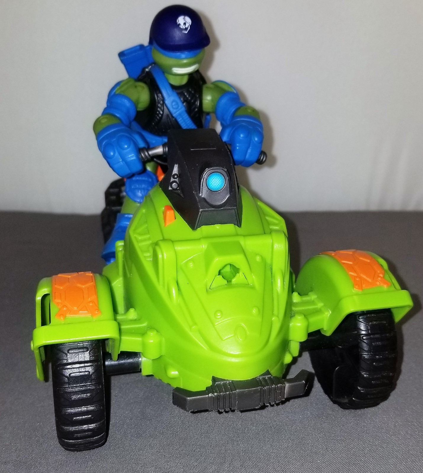 Teenage Mutant Ninja Turtles AT-3 With Leonardo Action