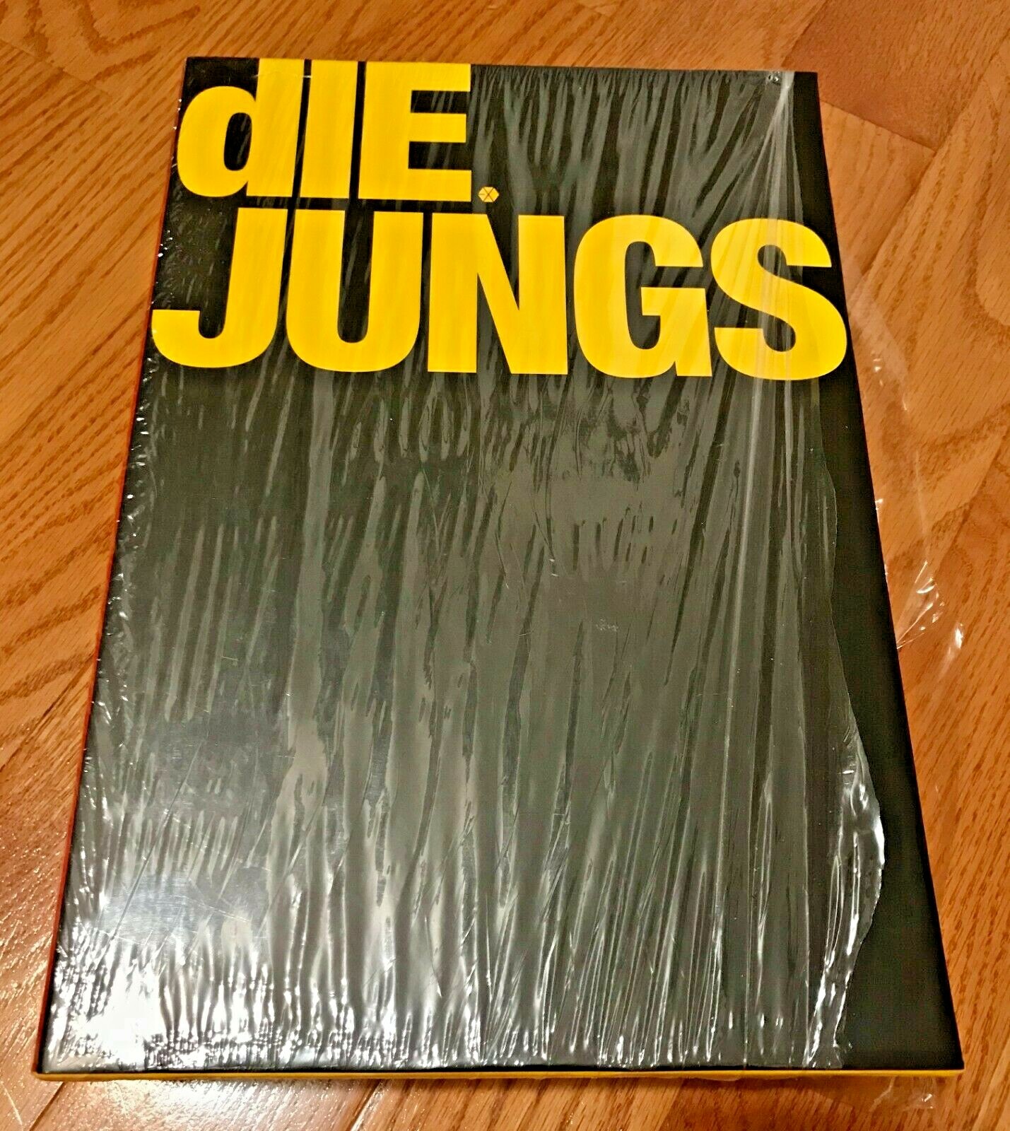 EXO DIE JUNGS 写真集+DVD プレミアムセット EXO Die Jungs PhotoBook