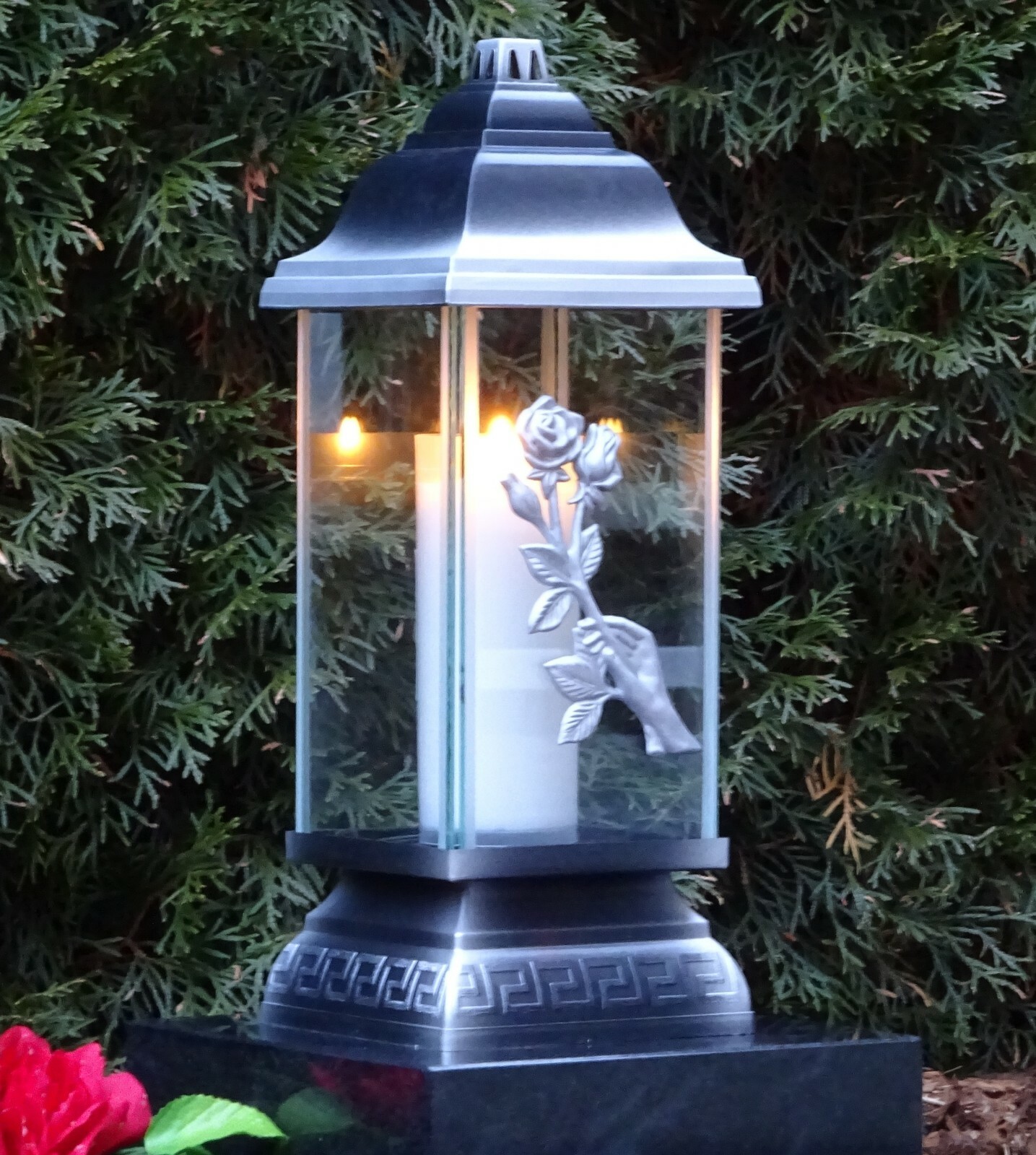 Grablampe Mit Kreuz In Silber – Wetterfeste Laterne Für Grablichter, Inkl. Kerze, 29 Cm Hoch