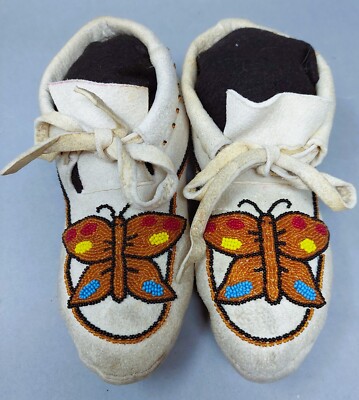 Vintage NORTHERN CREE /  ATHABASKAN INDIAN BEADED BUTTERFLY MOCCASINS 9'' long