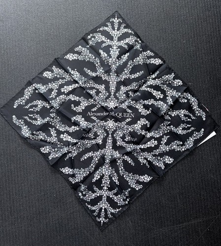 【a】Alexander McQueen スカル柄バンダナ Alexander McQueen スカル柄バンダナ Alexander McQueen スカル柄