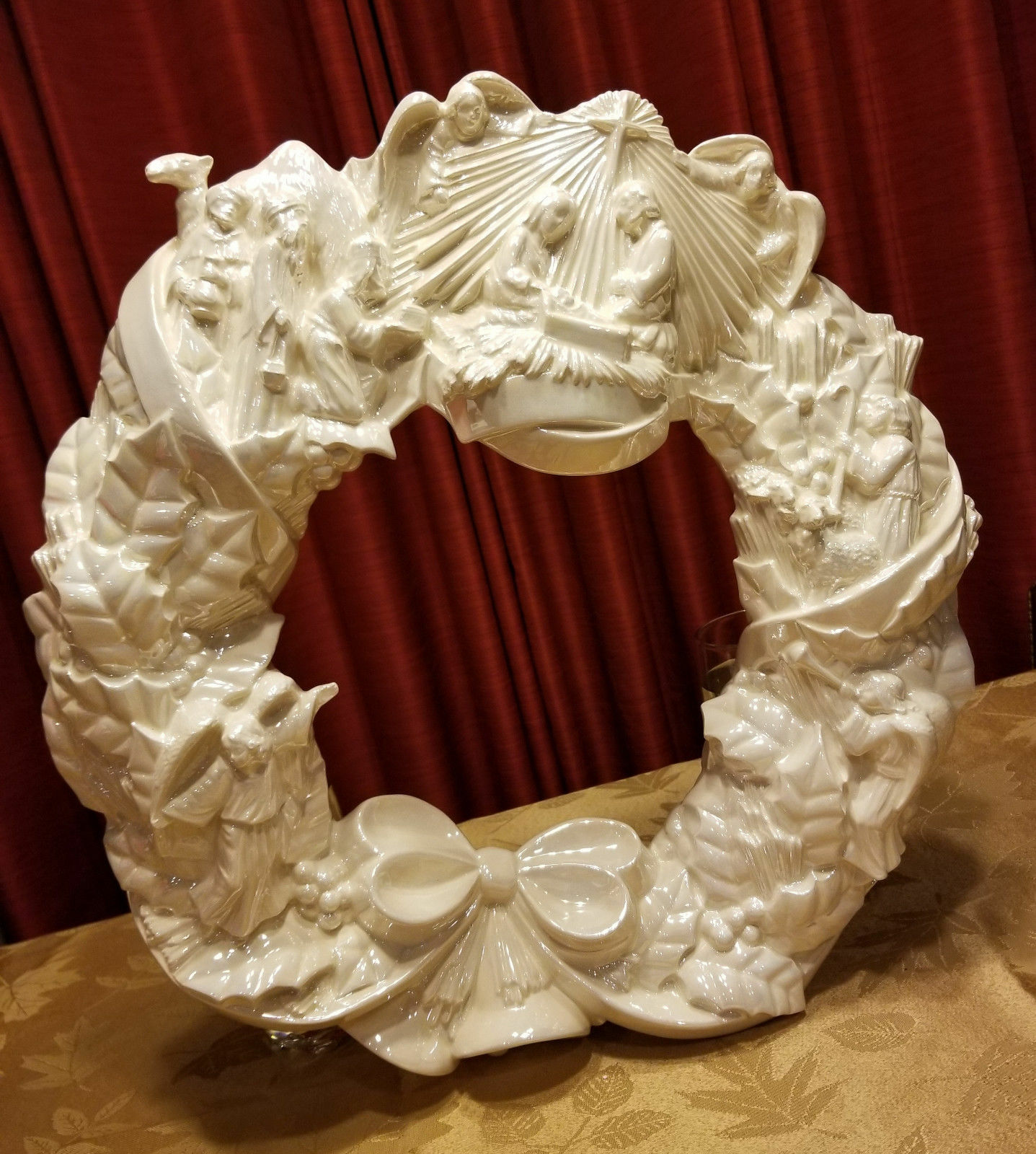 Vintage 1984 Arnel's Ceramic Christmas Wreath Nativity Scene Pearl Opalescent