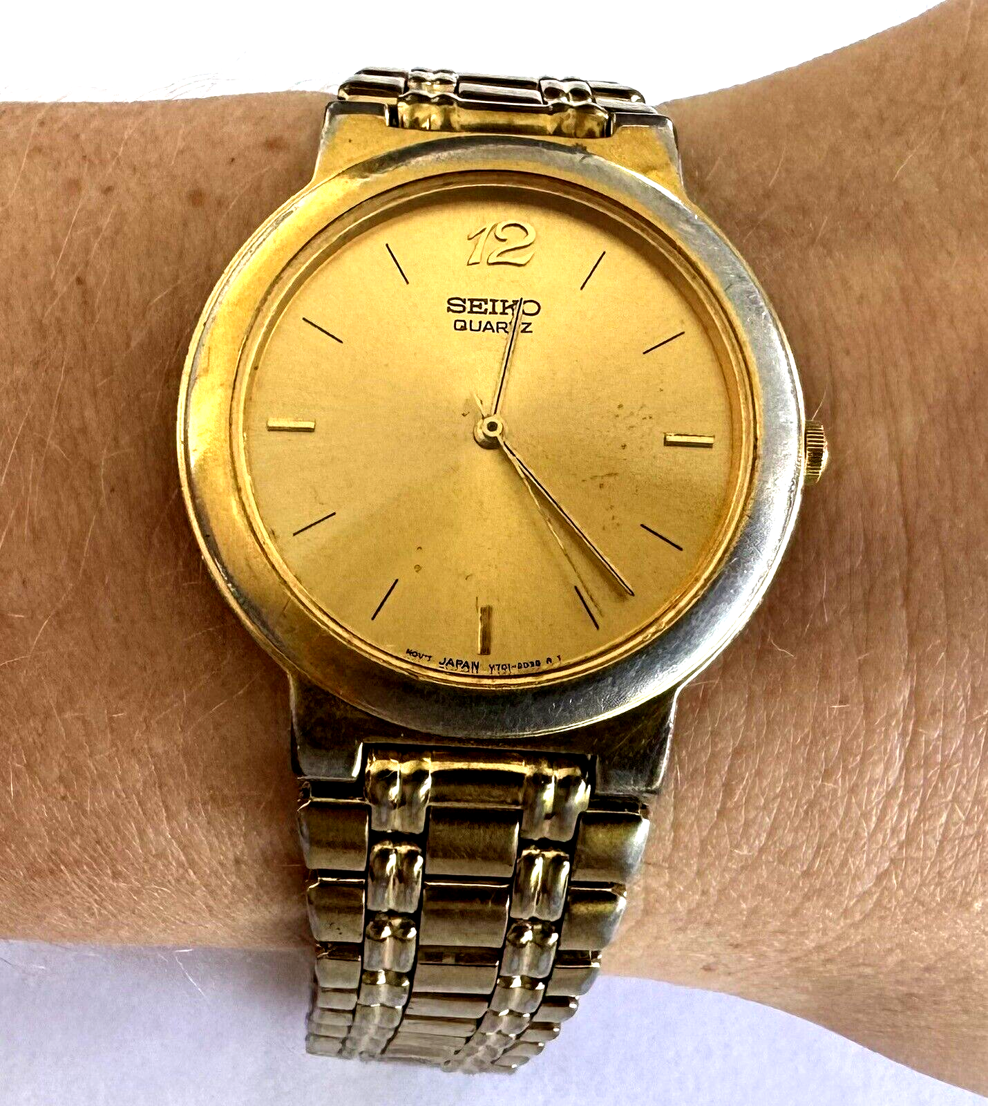 Vintage Men's Watch Seiko V701 1T79 Quartz Yellow Tone Runs