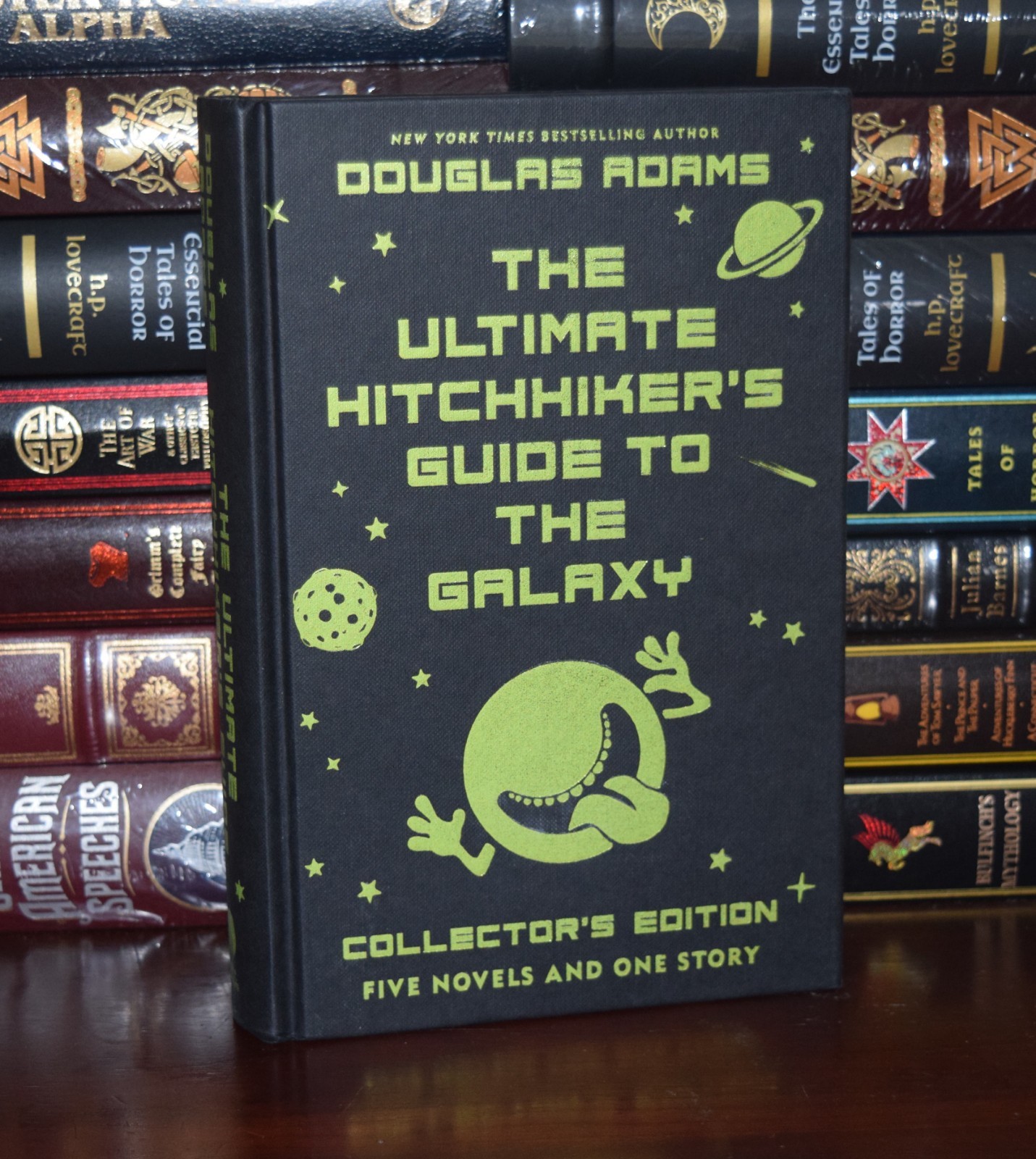 DOUGLAS ADAMS THE ULTIMATE HITCHHIKER'S… The Ultimate Hitchhiker's Guide to the Galaxy (Barnes