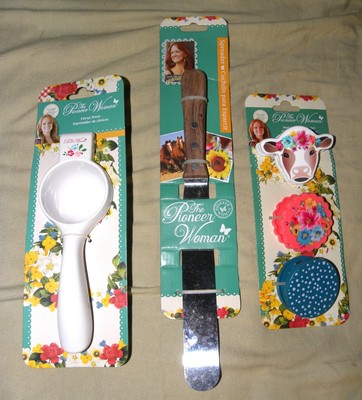 Pioneer Woman Lot 5 Items - Citrus Press, Spreader, 3 Bag Clips / Magnets NEW