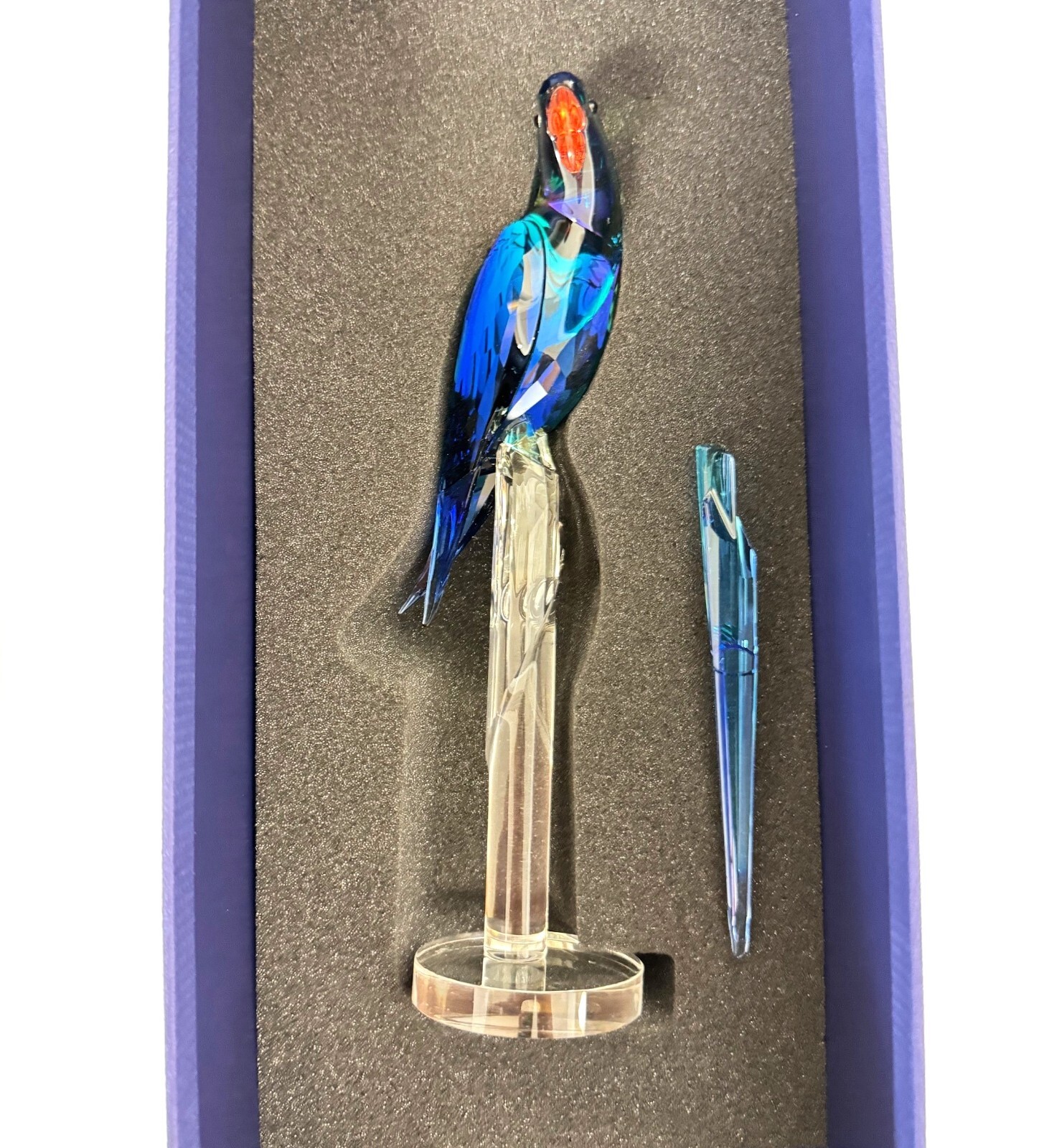 スウェーデン　クリスタル Swarovski Jungle Beats Green Macaw Banjo - 5557849 - Pre
