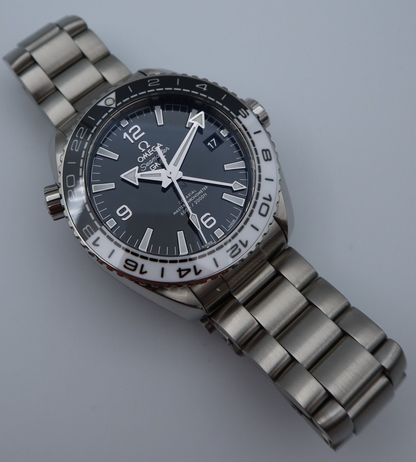 omega gmt black white