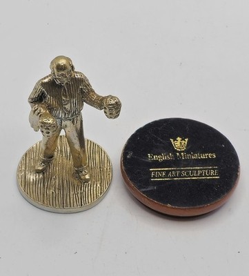 ​English Miniatures FINE ART SCULPTURE - Standing Publican with Two Beer Mugs