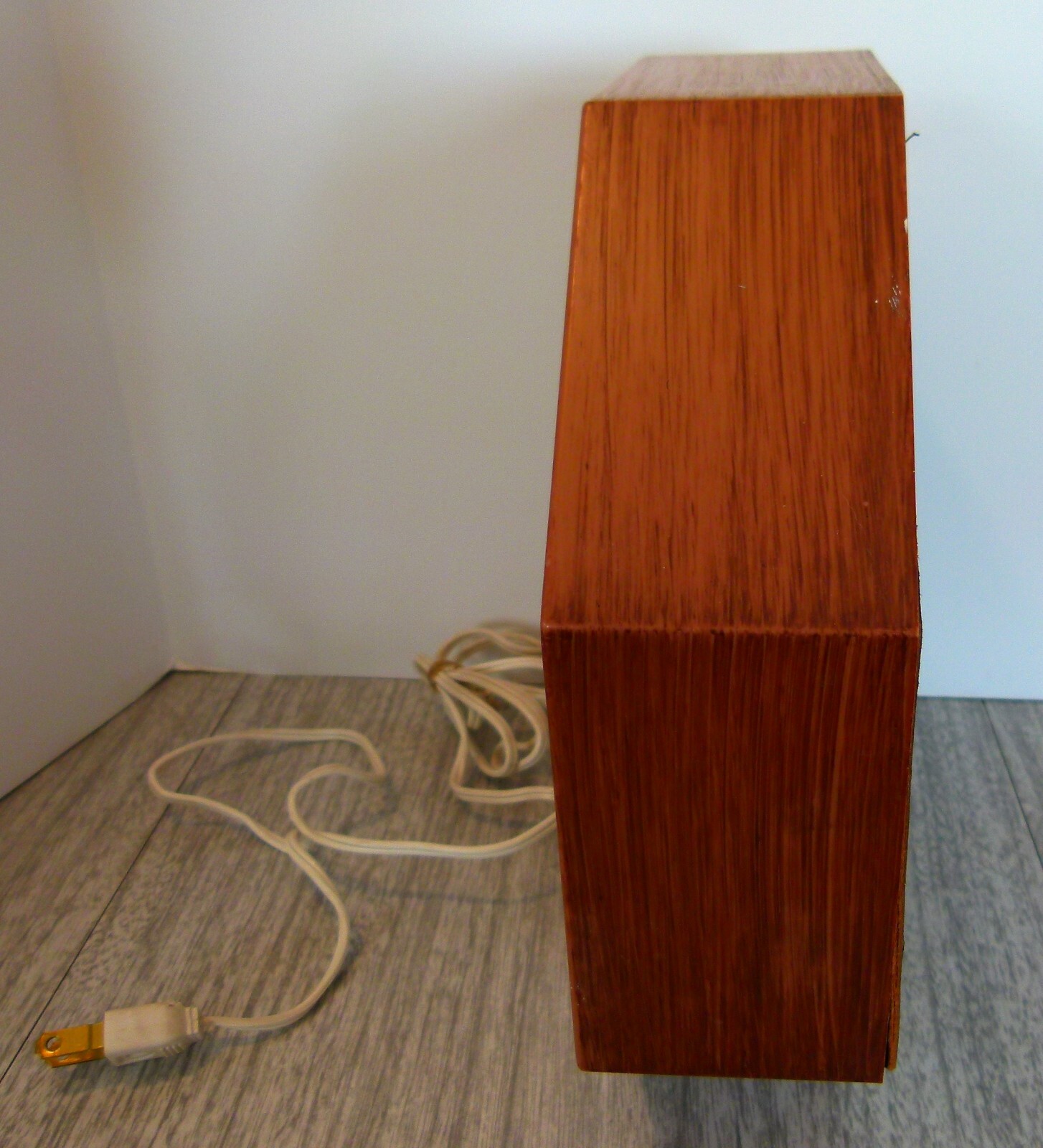 VINTAGE SPARTUS OCTAGON KITCHEN WALL CLOCK ELECTRIC daisies USA Model 4301