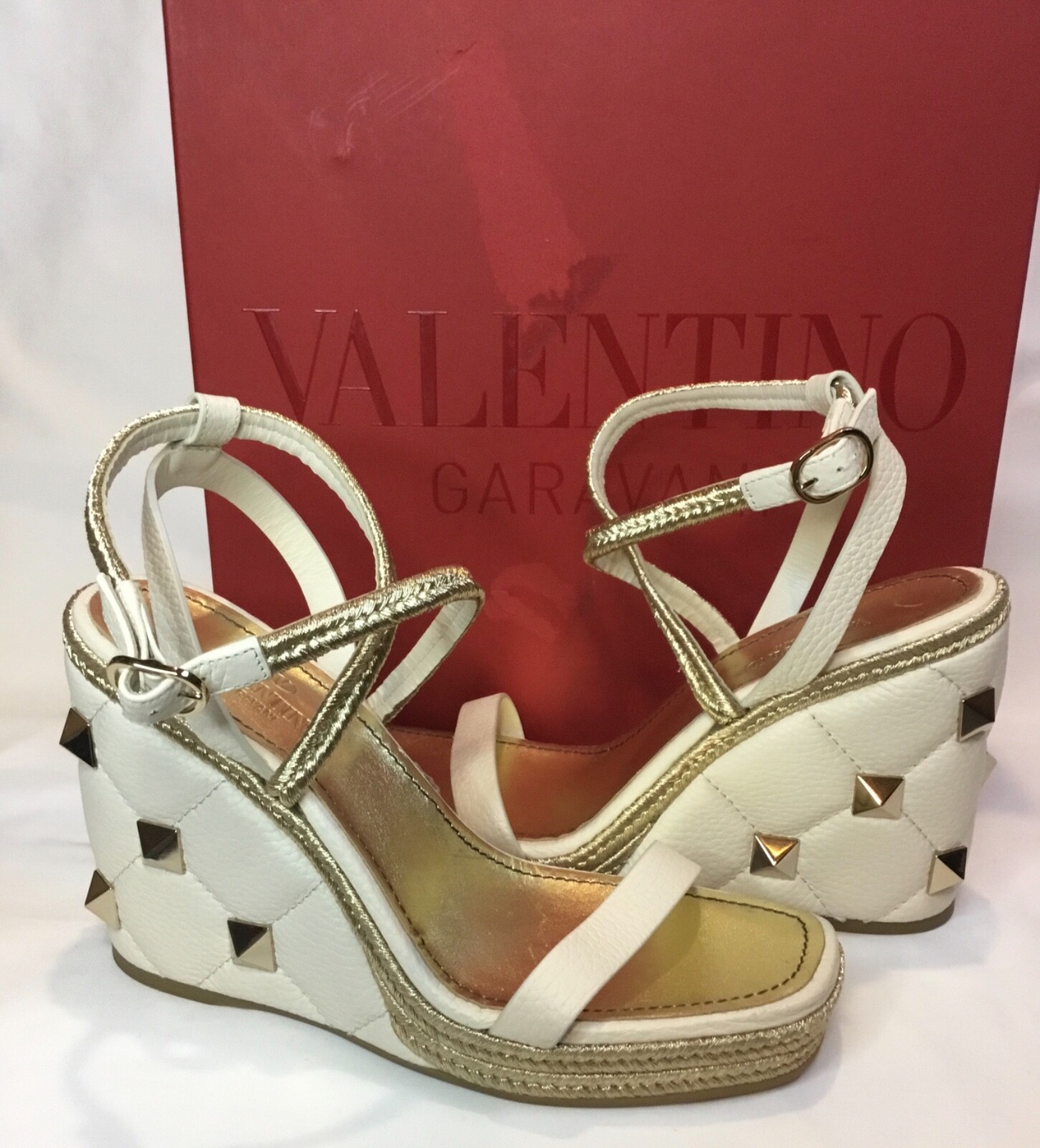 シューズ・サンダルその他 VALENTINO GARAVANI Woman Wedge shoes White 5W2S0HP0BHS 0BO Valentino Garavani Rockstud Torchon Wedge Sandal (Women