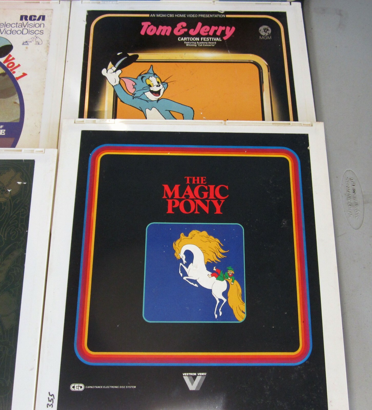 CED VideoDisc 13 DISC Lot - Movies Disney Chitty Bang Heidi Tom Jerry Kidnapped