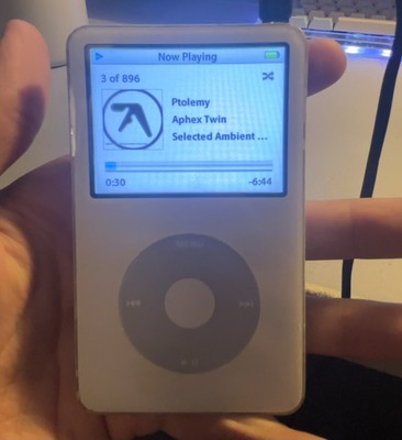 Apple iPod classic 5th Generation White (30GB) (MA002LL) W Apple iPod classic 5th Generation White (30GB) (MA002LL) W