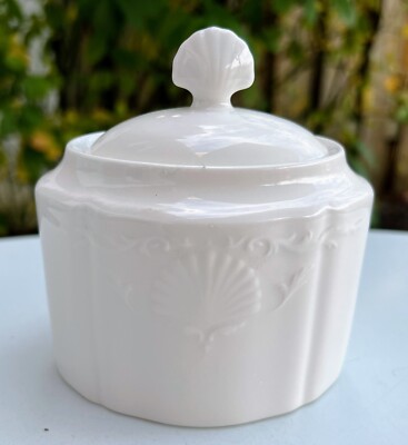 Mikasa Hampton Bays Sugar Bowl EUC Embossed Shells