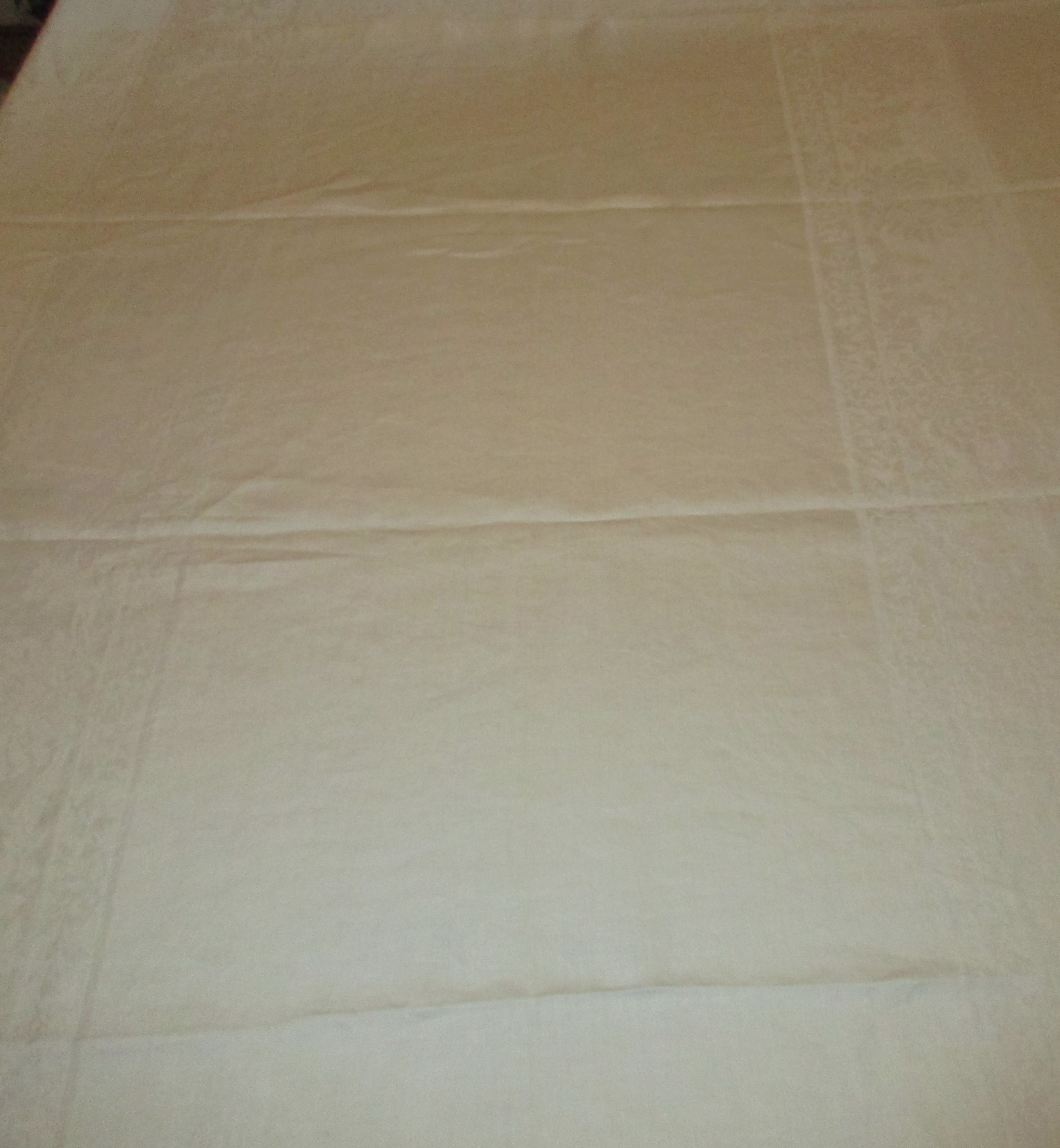 Large White Floral Demask Tablecloth - 70