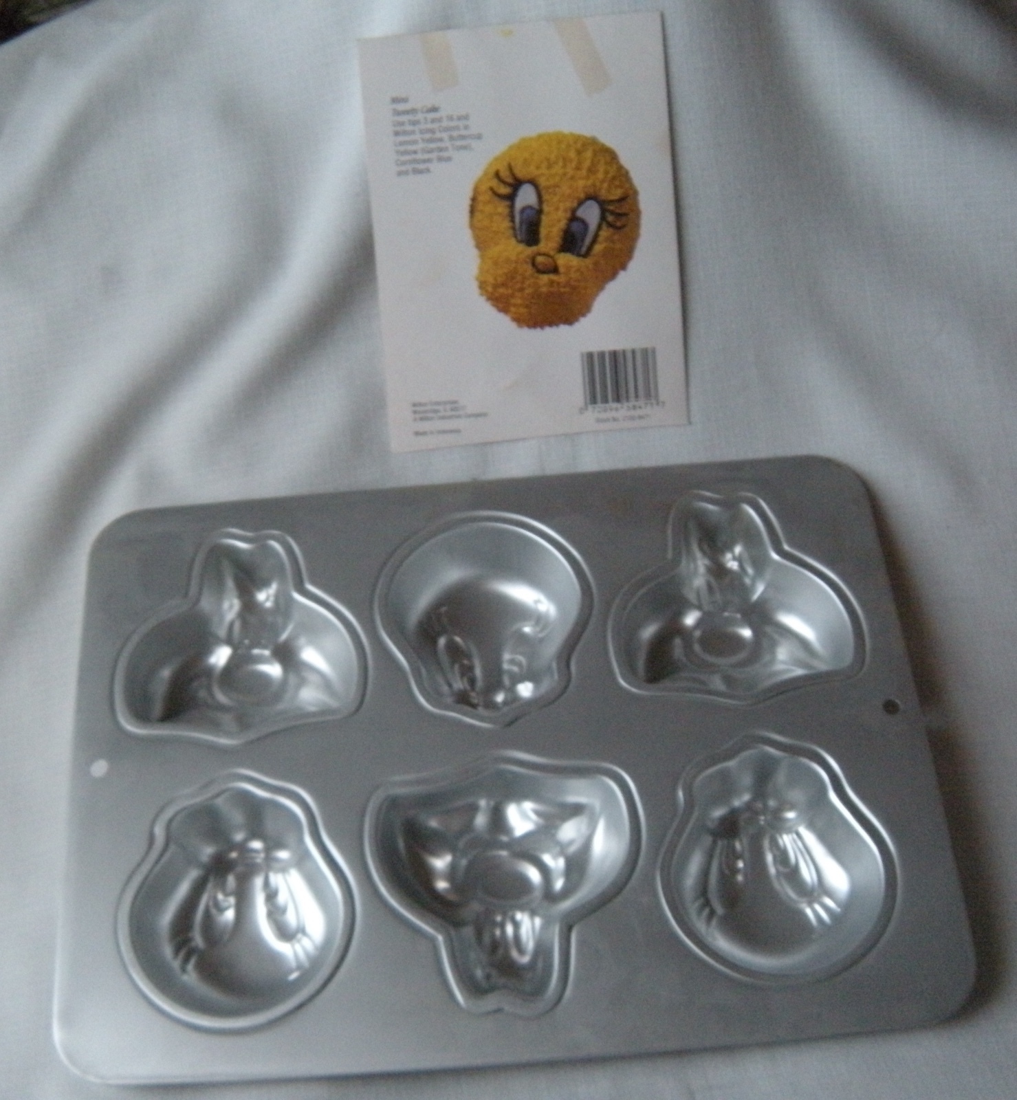 1994 Wilton Warner Bros Tweety & Sylvester 6 Mini Cake Pan 1994 Wilton Warner Bros Tweety & Sylvester 6 Mini Cake Pan