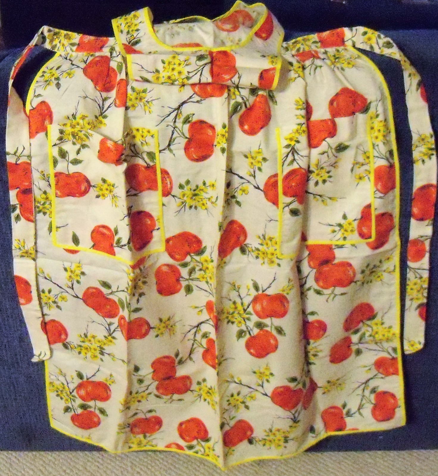 Mid century Estate VINTAGE full length APRON retro APPLES & blossoms print fruit