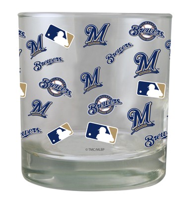 Компания Memory Company Milwaukee Brewers разливает виски в стаканы для хайбола