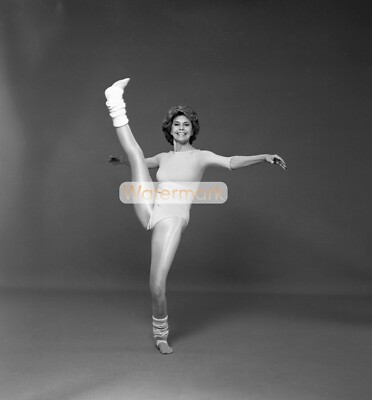 CYD CHARISSE Kicks Her Leg Up!! ** Pro Lab Pigment Photo (8.5''x11'') HI-RES