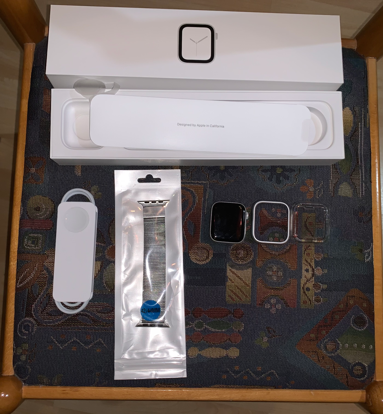 Apple Watch Series 4 44mm Aluminiumgehäuse mit neuem Milanaise-Armband
