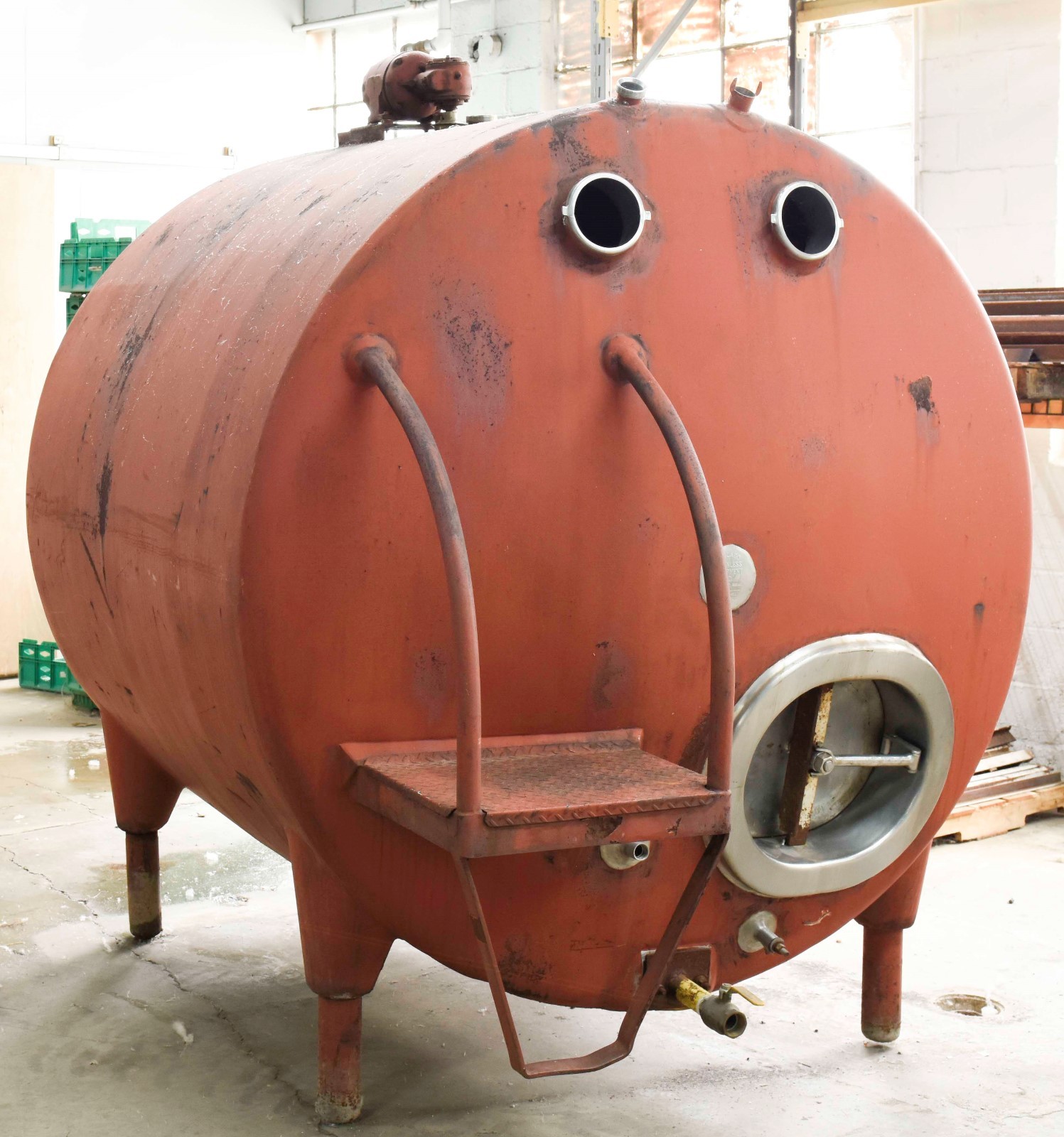 1000 GALLON STAINLESS STEEL TANK