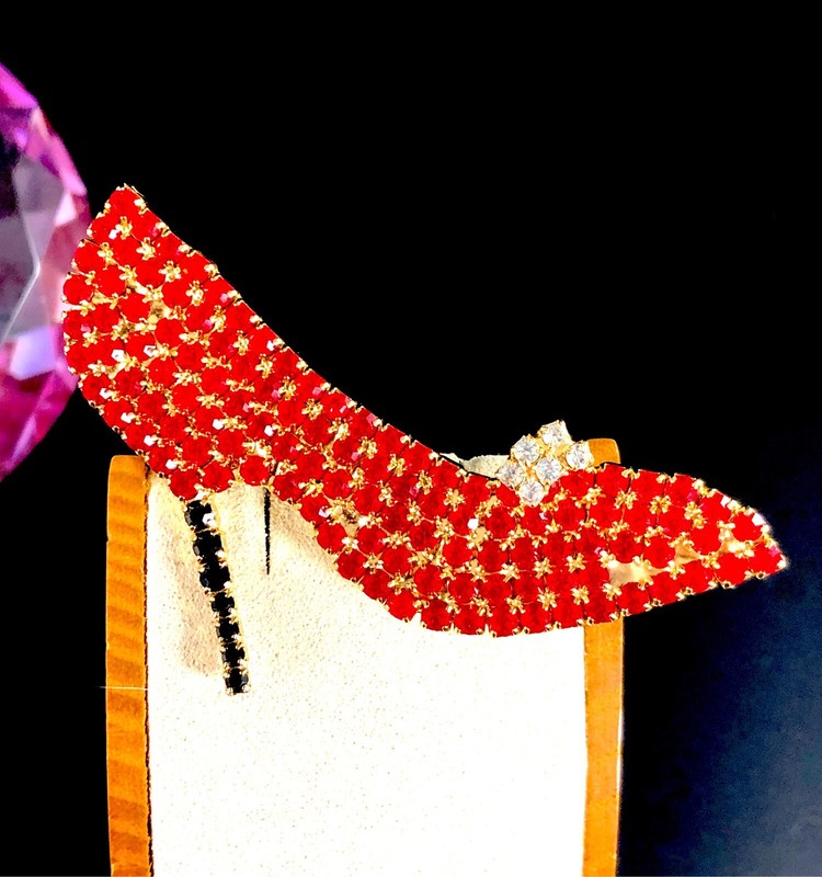 DAZZLING GOLD-TONE FINISH RUBY RED BLACK RHINESTONE HIGH HEEL PUMP SHOE BROOCH