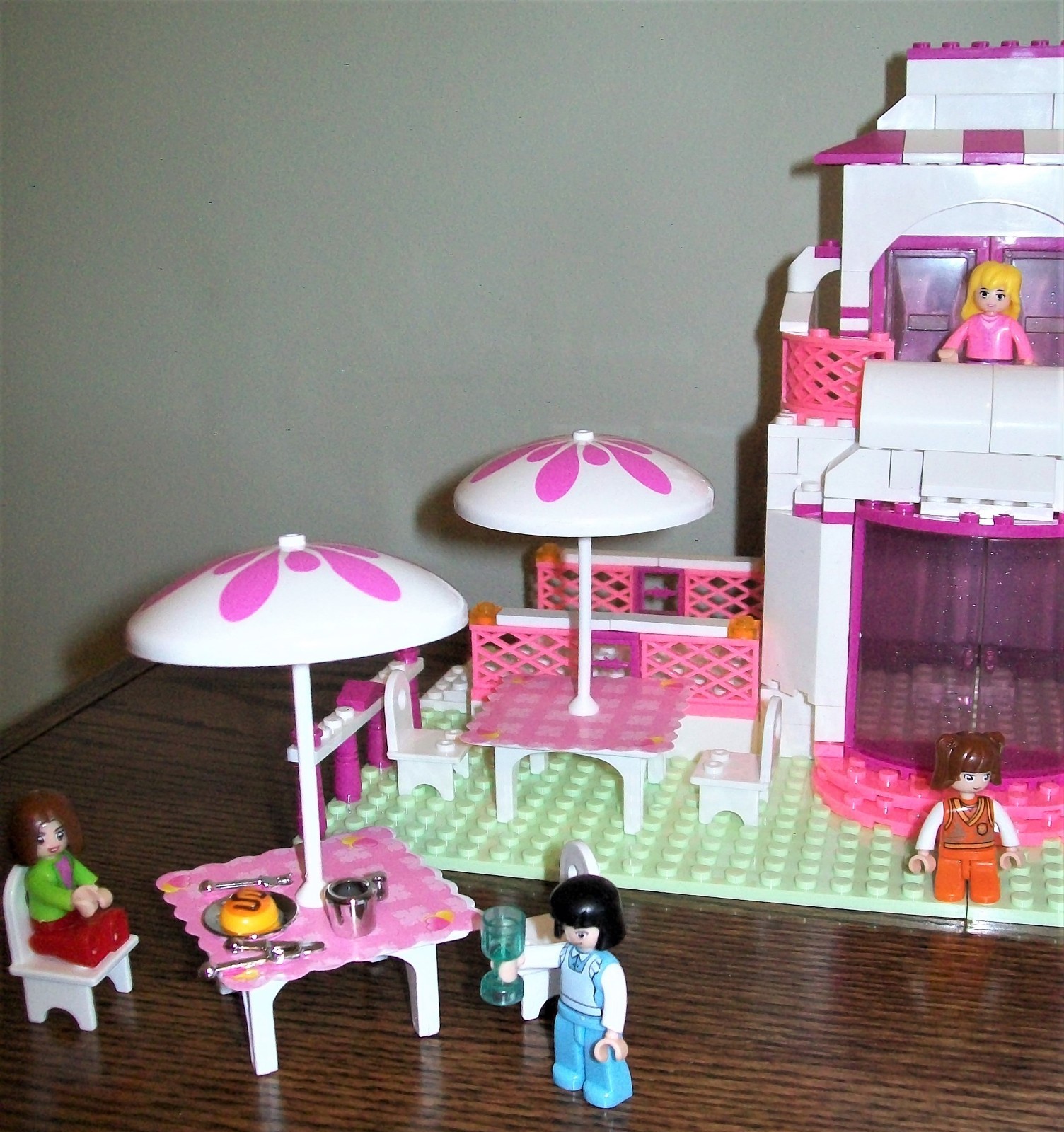 Sluban Building Blocks Set  #B0150 Pink Dream Romantic Restaurant- 100% Complete