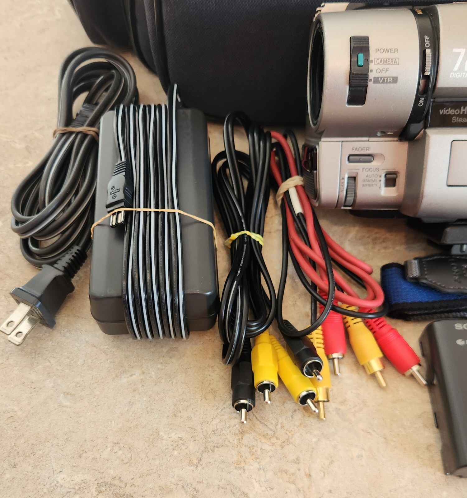 Sony CCD-TRV65 NTSC Handycam Hi8 XR Steady Shot