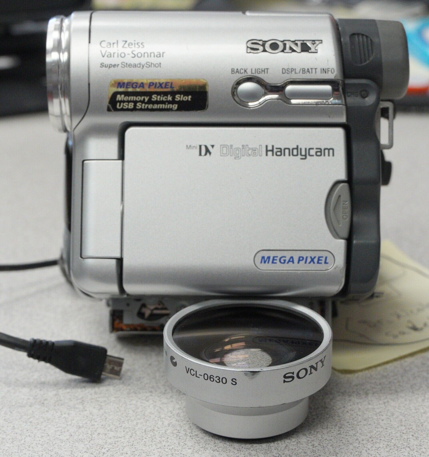 Sony Handycam DCR-TRV33 Mini DV Camcorder withe extra Sony Sony Handycam DCR-TRV33 Mini DV Camcorder withe extra Sony