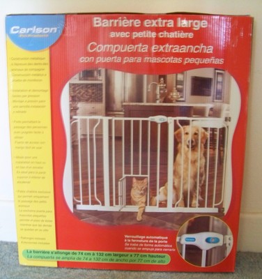 CARLSON PET PRODUCTS EXTRA WIDE GATE WITH SMALL PET DOOR NEW NIB #0934 AUTO LOCK